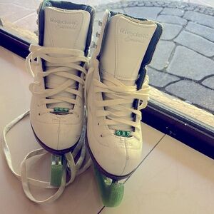 Riedell Emerald Jr. Kids’ Figure Skates - Size 2 ⛸️
Gently used, few scuff marks